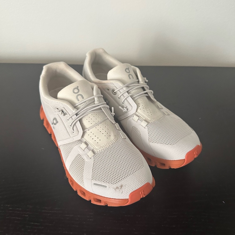 On Cloud 5 Running Shoe (Women) 8M Frost/Canyon color